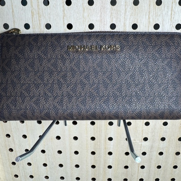 Michael Kors Jet Set Travel Large Logo Quarter-Zip Wallet - Picture 1 of 5